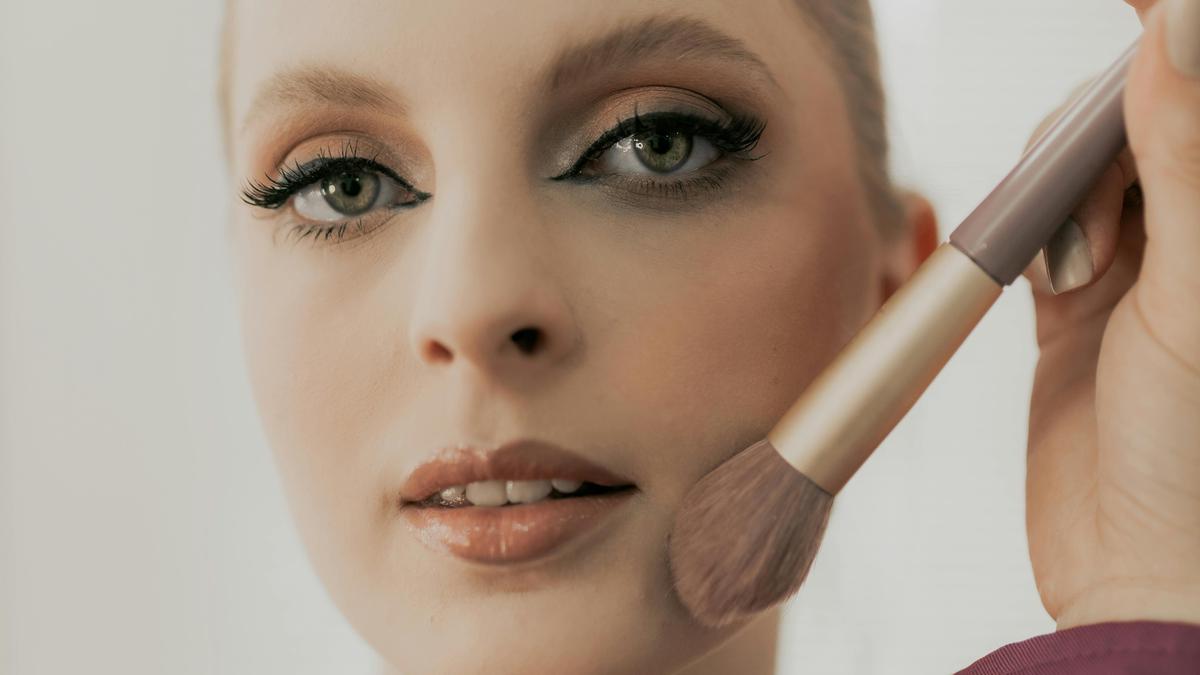 Kenali Perbedaan Contour dan Bronzer dan Fungsinya