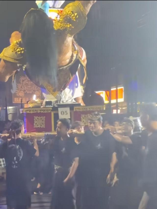 Rizky Febian dan Mahalini Rayakan Nyepi