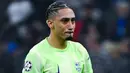 Pemain Barcelona, Raphinha, menangis setelah takluk dari Inter Milan dalam duel leg kedua semifinal Liga Champions di Stadion Giuseppe Meazza, Milan, Rabu (7/5/2025) dini hari WIB. (AFP/Piero Cruciatti)