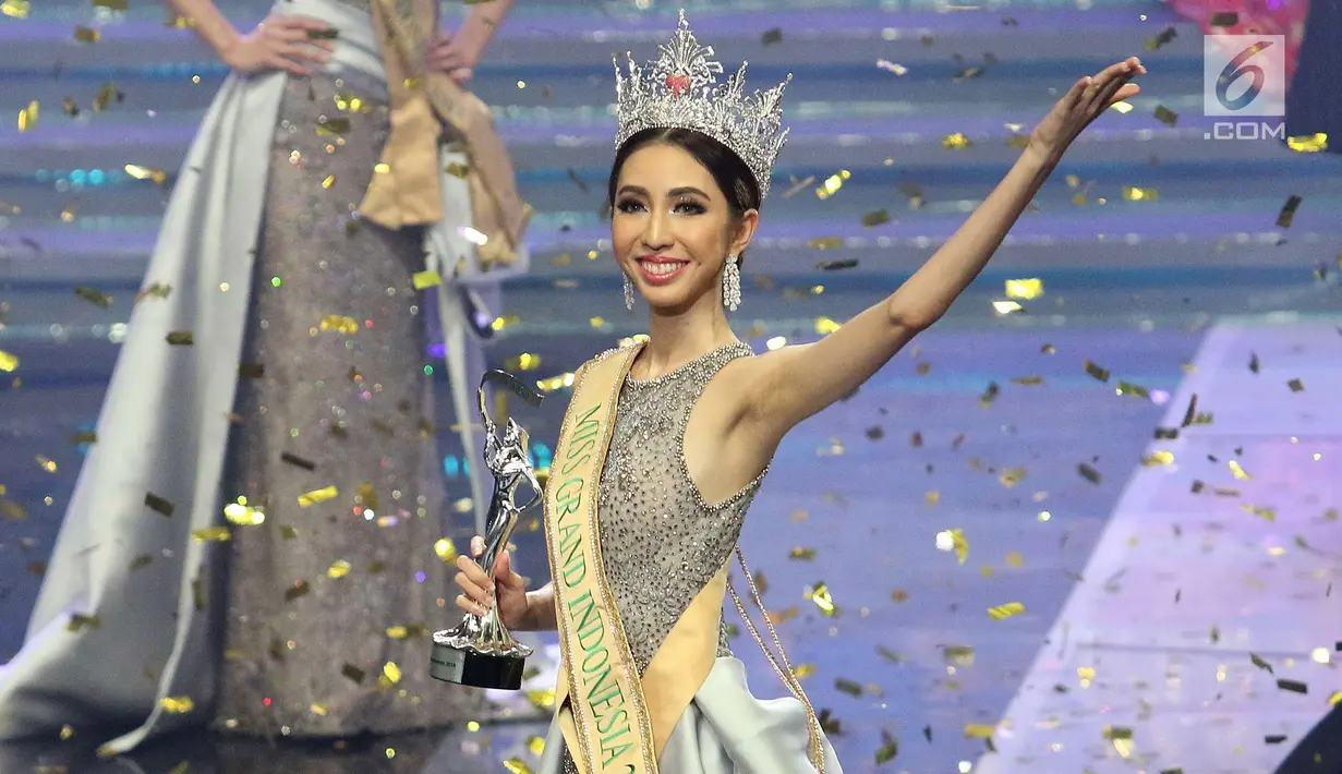 Finalis Nadia Purwoko dari Bengkulu melambaikan tangan saat terpilih sebagai Miss Grand Indonesia 2018 di JCC Jakarta, Sabtu (21/7). Nadia Purwoko berhak atas Mahkota The Heart of Indonesia senila Rp 3 miliar. (Liputan6.com/Angga Yuniar)