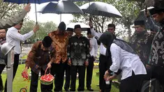 Ketua Badan Pemeriksa Keuangan, Harry Azhar Azis melakukan tabur bunga di TMP Kalibata, Jakarta, Selasa (13/1/2015). (Liputan6.com/Miftahul Hayat)