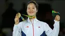 Senyum bahagia Oh Hye-Ri saat menunjukan medali emas yang ia raih di cabang Taekwondo 67kg wanita Olimpiade 2016 di Carioca Arena 3, Rio de Janeiro, Brazil, (19/8). (REUTERS/Issei Kato)