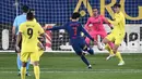 Pemain Atletico Madrid, Joao Felix, mencetak gol ke gawang Villareal pada laga Liga Spanyol di Stadion Ceramica, Minggu (28/2/2021). Atletico Madrid menang dengan skor 2-0. (AP/Jose Breton)