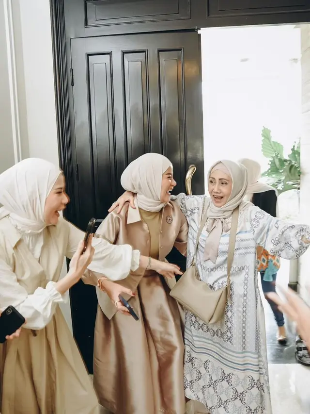6 Potret Kejutan Ultah Ibu Sambung Olla Ramlan ke-71, Tetap Bugar dan Awet Muda