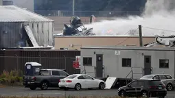 Operasi penyelamatan berlangsung di mana pesawat pengebom era Perang Dunia II milik Amerika Serikat jatuh di Bandara Internasional Bradley, Connecticut, Rabu (2/10/2019). Pesawat Boeing B-17 itu dilaporkan berusaha mendarat ketika kecelakaan itu terjadi. (AP Photo/Jessica Hill)