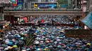 Pengunjuk rasa membawa payung saat menuju Victoria Park, Hong Kong, Minggu (18/8/2019). Puluhan ribu massa pro-demokrasi membawa payung saat hujan mengguyur Victoria Park dan sekitarnya. (AP Photo/Vincent Yu)