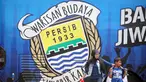 Pendukung Persib berjalan di samping Bus Bandung Tour on Bus (Bandros) yang akan mengangkut para pemain Persib Bandung dalam Pawai Persib Juara Piala Presiden di Kota Baru Parahyangan, Bandung, Minggu (25/10/2015). (Bola.com/Nick Hanoatubun)