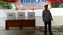 Petugas berjaga saat simulasi pencoblosan dan penghitungan di TPS pada Pemilihan umum 2019 di Kecamatan Tanah Abang, Jakarta, Selasa (9/4). Simulasi ini untuk memahami alur dan aturan Pemilu baik petugas dan warga yang akan mengikuti Pemilihan umum pada 17 April 2019. (merdeka.com/Imam Buhori)