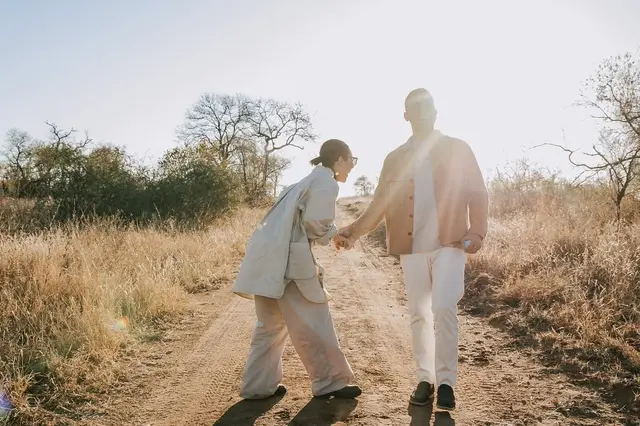 Cinta bersemi di Savana, ini perjalanan cinta Darma Mangkuluhur dan Patricia Schuldtz yang bikin iri
