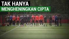 Berita video Manchester United tidak hanya melakukan mengheningkan cipta setelah tragedi bom yang terjadi di kkonser Ariana Grande di Kota Manchester, Inggris. Man. United juga melakukan hal-hal lain menjelang laga Final Liga Europa melawan Ajax Amst...