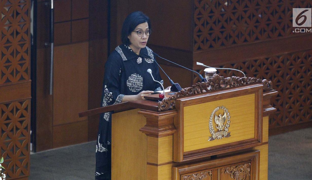 Menkeu Sri Mulyani menyampaikan pandangan pemerintah saat Rapat Paripurna di Kompleks Parlemen, Jakarta, Kamis (4/7/2019). Rapat membahas berbagai agenda salah satunya Penyampaian RUU tentang Penanggungjawaban atas Pelaksanaan RAPBN (P2APBN) TA 2018 oleh Pemerintah. (Liputan6.com/Johan Tallo)