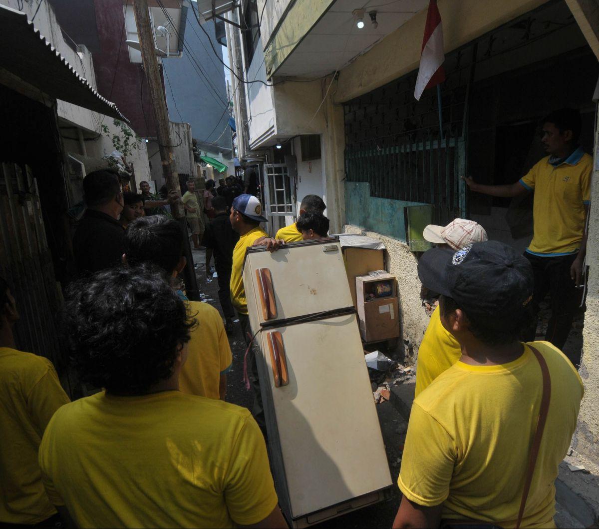 Juru sita Pengadilan Negeri (PN) Jakarta Barat mengeluarkan harta benda warga yang rumahnya terdampak eksekusi lahan di lingkungan RT 009/RW 02 Kelurahan Mangga Besar, Jakarta, Selasa (28/5/2024). Dalam eksekusi kali ini, PN Jakarta Barat mengosongkan pak