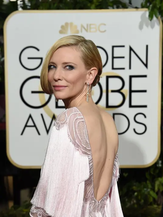 Aktris yang satu ini dikenal karena gayanya yang sederhana, di acara Golden Globe Awards 2016 ini Cate Blanchett memilih gaun berumbai dengan warna pink pucat yang tidak biasa insprasi dari karya desainer Givenchy. (AFP/Bintang.com)