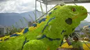 Seorang pekerja sedang merangkai bunga menjadi Iguana di Festival Bunga Medellin, Kolombia. Foto diambil pada 31 Juli 2014 (AFP PHOTO/Raul ARBOLEDA)