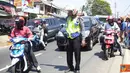 Citizen6, Garut: Polsek Malangbong beserta Polres Garut, terapkan One Way di pasar tumpah Lewo, Desa Sukaratu, Kecamatan Malangbong, Garut. (Pengirim: Dede Dian Iskandar) 
