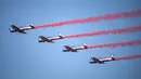 Tim Demonstrasi Udara Wing Sky tampil dalam perayaan HUT ke-70 Angkatan Udara Tentara Pembebasan Rakyat di Changchun, Provinsi Jilin, Kamis (17/10/2019). Ada penerbangan aerobatik, pertunjukan parasut, latihan tempur pejuang generasi ketiga, dan demonstrasi pasukan khusus udara. (STR/AFP)