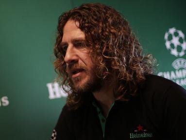 Legenda Barcelona, Carles Puyol, saat interview eksklusif dengan Bola.net di Jakarta, Senin (11/3). Pesepak bola dengan posisi bek itu datang ke Indonesia untuk UEFA Champions League Trophy Tour. (Bola.com/Vitalis Yogi Trisna)