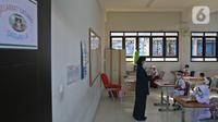 Guru memberikan materi saat uji coba pembelajaran tatap muka (PTM) di SDN 05 Kalisari, Jakarta, Senin (30/8/2021). Pemprov DKI  menggelar PTM di tengah pandemi covid-19 mulai 30 Agustus 2021 secara terbatas dengan kapasitas 50 persen pada setiap satuan pendidikan. (Liputan6.com/Herman Zakharia)
