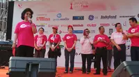 Menteri Kesehatan RI Nafsiah Mboi ungkapkan pentingnya mengubah gaya hidup demi menurunkan risiko terkena penyakit tidak menular dalam acara Jakarta Goes Pink di Balai Kota DKI Jakarta pada Minggu (12/10/2014). (Foto: Benedikta Desideria)