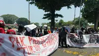 Puncak Kekecewaan, Ratusan Orang Lempar Telur ke Kantor Bupati Tuban