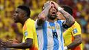 Bek Argentina, Nicolas Otamendi bereaksi selama pertandingan kualifikasi Piala Dunia FIFA 2026 Amerika Selatan melawan Kolombia, di stadion Metropolitano Roberto MelÈndez, Barranquilla, Kolombia, pada 10 September 2024 atau Rabu (11/9/2024) dini hari WIB. (Raul ARBOLEDA/AFP)