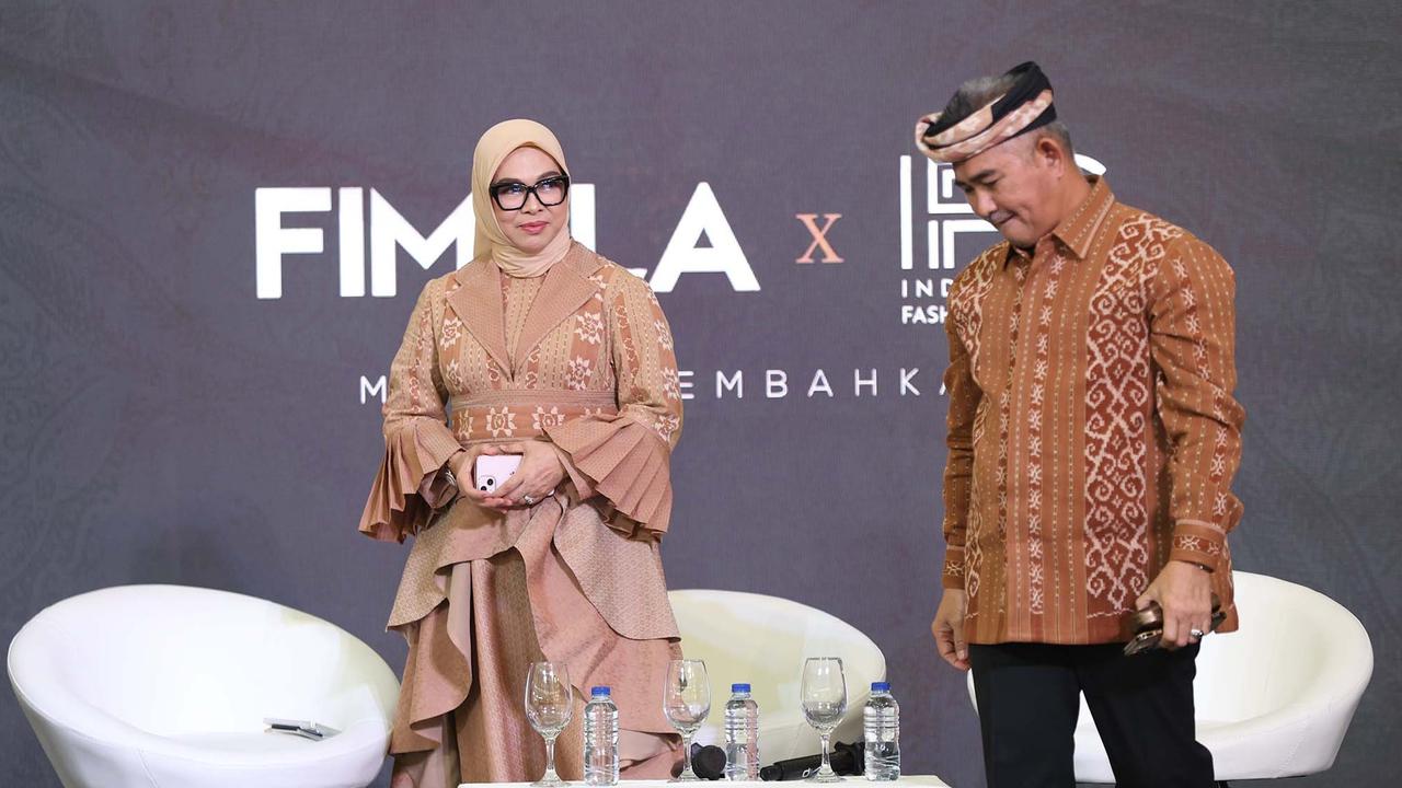 FOTO: Wali Kota Tarakan & Istri Tampil Elegan  dengan Batik Khas Tarakan di Parade Wastra Nusantara 2025