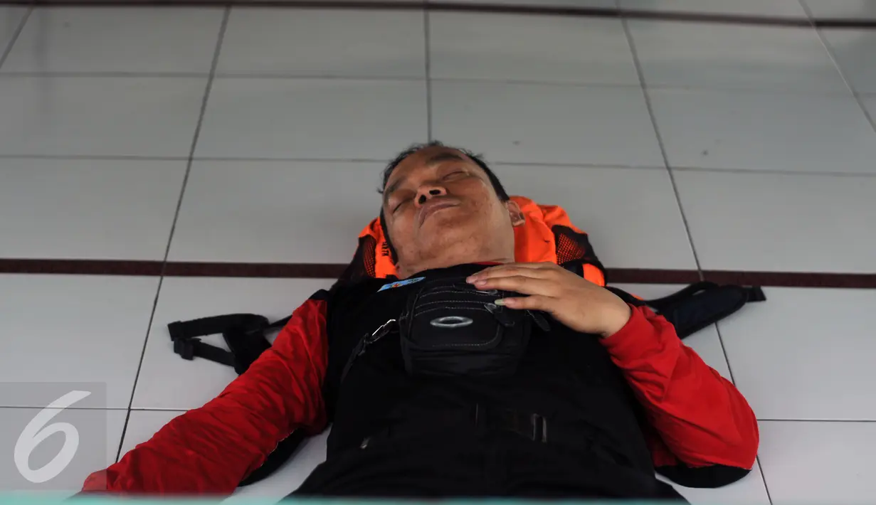 Seorang buruh tertidur di pelataran Masjid Jayakarta, Pulogadung Jakarta usai menempuh perjalanan dari Bandung-Jakarta, Jumat (20/11/2015). Para buruh menuntut pencabutan PP no 78 tentang pengupahan. (Liputan6.com/Helmi Fithriansyah)