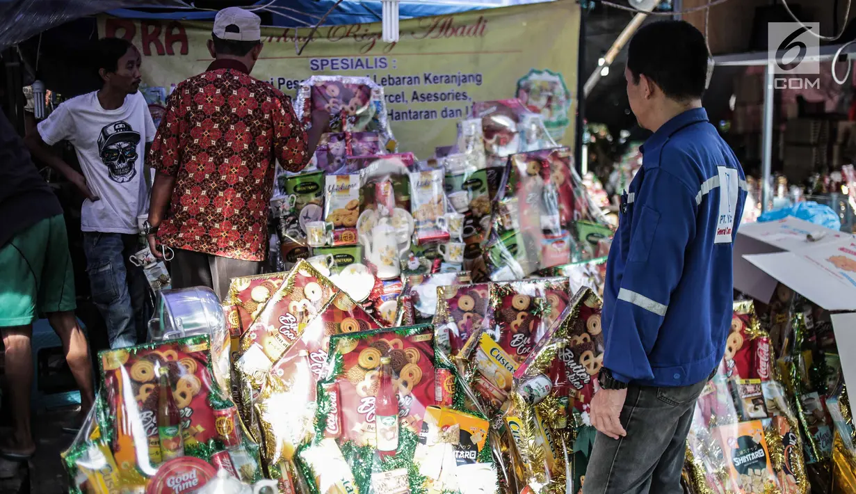 Seorang pria melihat parcel yang dijual di Cikini, Jakarta, Kamis (20/12). Menjelang perayaan Natal dan Tahun Baru 2019 penjualan parcel mengalami peningkatan hingga dua kali lipat dibanding hari biasa. (Liputan6.com/Faizal Fanani)