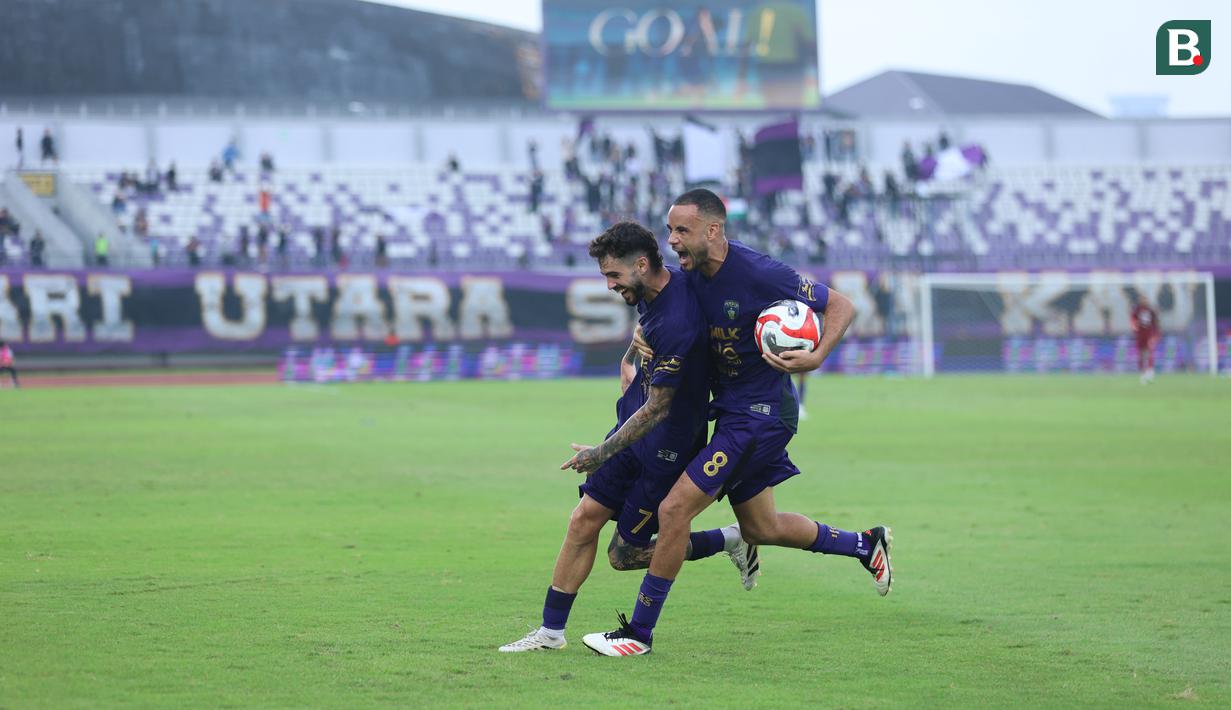 Pemain Persita Tangerang, Rayco Rodriguez (kiri) bersama Pablo Ganet melakukan selebrasi setelah mencetak gol ke gawang PSBS Biak dalam laga BRI Super League 2025/2026 di Indomilk Arena, Tangerang, Banten, Senin (16/02/2026). (Bola.com/M Iqbal Ichsan)
