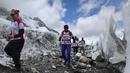Para pelari bersaing untuk mencapai garis finish saat mengikuti lomba maraton di Gunung Everest, Nepal, Minggu (29/5). Lomba lari marathon tertinggi di dunia itu dimenangi oleh Bed Bahadur Sumuwar, tentara asal Nepal dengan waktu 4:00:10 (HO/HIMEX/AFP)