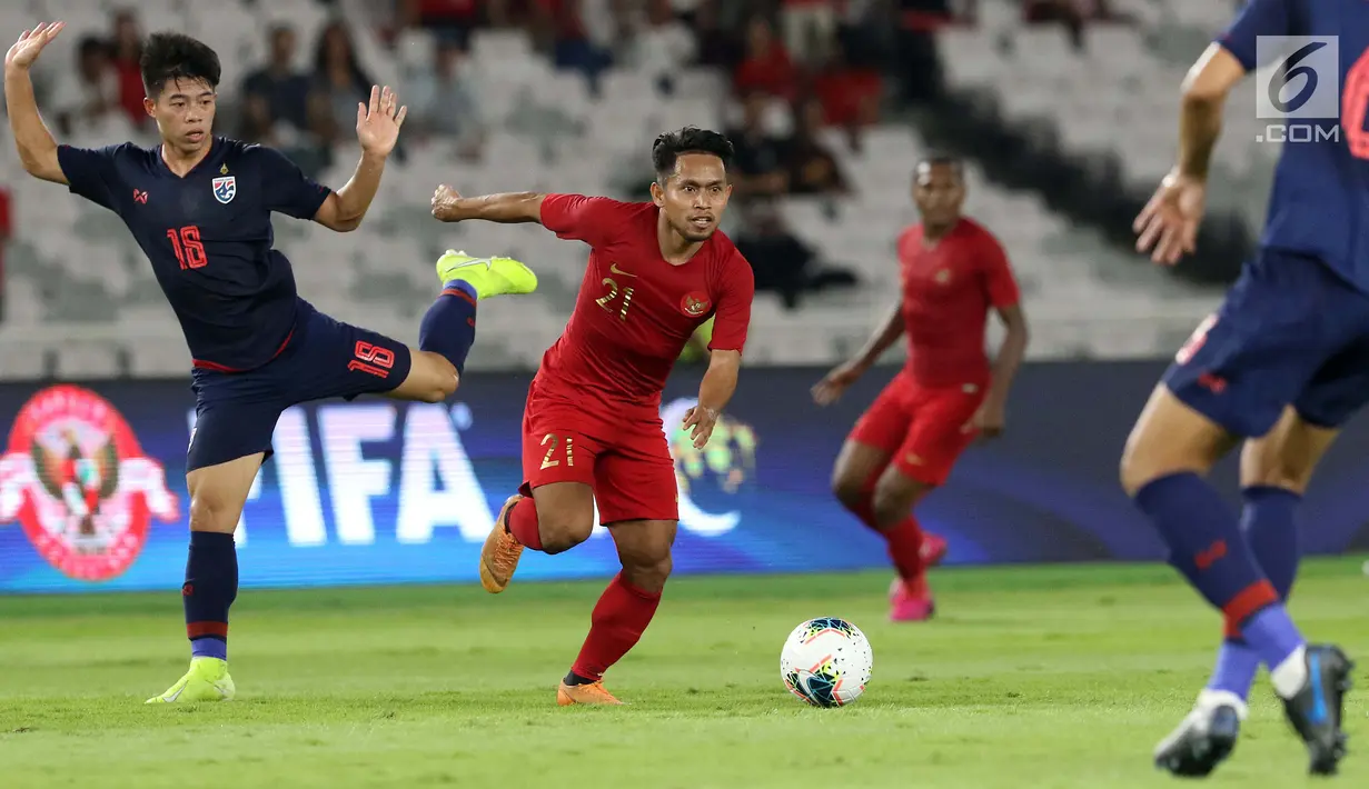 Pemain tengah Timnas Indonesia, Andik Vermansyah (kedua kiri)) mencoba lolos dari kawalan pemain Thailand, Phitiwat Sookjitthammakul pada laga Grup G Penyisihan Kualifikasi Piala Dunia 2022 zona Asia di Stadion Utama GBK, Jakarta, (10/9/2019). Indonesia kalah 0-3. (Liputan6.com/Helmi Fithriansyah)