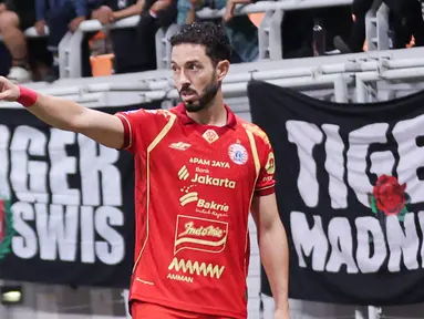 Pemain baru Persija Jakarta, Jean Mota melakukan tendangan sudut pertamanya di BRI Super League 2025/2026 bersama ketika melawan PSM Makassar di Jakarta International Stadium (JIS), Jumat (20/2/2026) malam WIB. (Bola.com/Abdul Aziz)