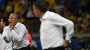 Gaya pelatih Brasil, Tite (kiri) memberikan arahan kepada anak asuhnya saat melawan Argentina  pada laga Kualifikasi Piala Dunia 2018 zona Amerika Selatan di Stadion Governador Magalhaes Pinto, Belo Horizonte, Kamis (10/11/2016). (AFP/Vandelei Almeida)