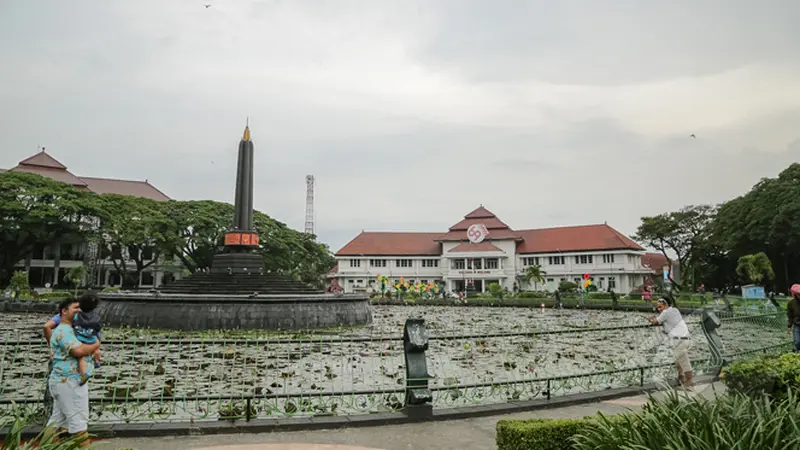 Asyiknya Bersantai di Alun-alun Tugu Kota Malang