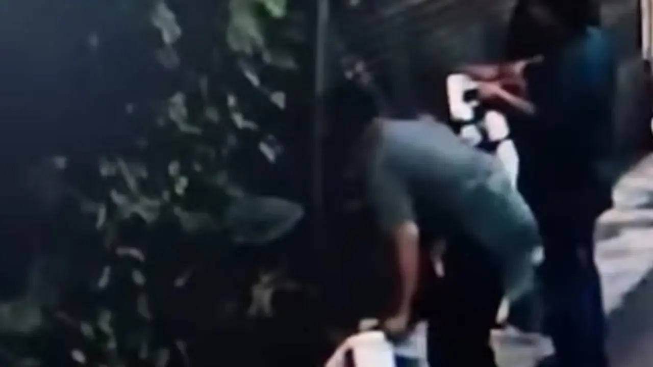 Tangkapan video pengamen bakar pagar rumah warga di Bekasi, Jawa Barat. (Dok. Media Sosial @info_pondokgede)