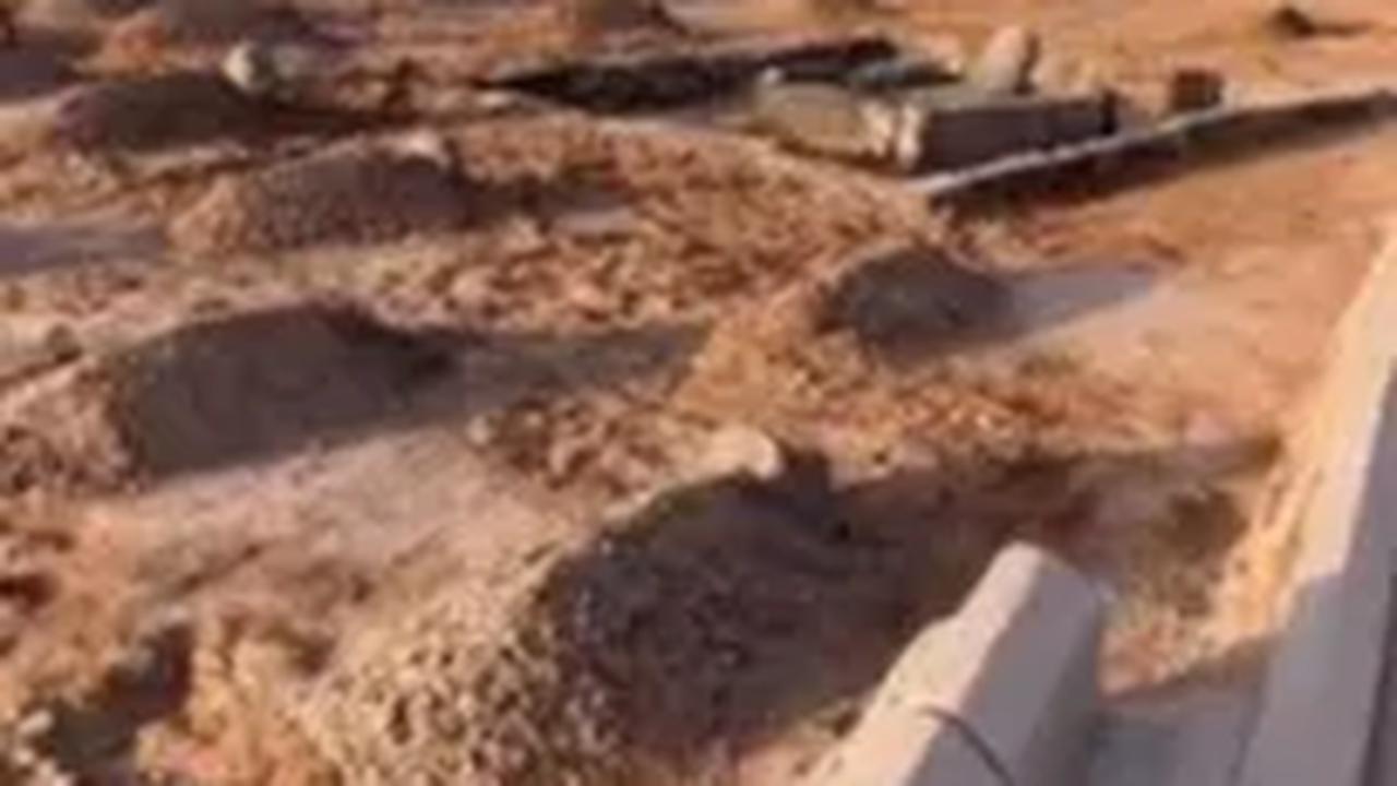 Pemilik akun TikTok erwinismailkohler membagikan sebuah video yang memperlihatkan makam salah satu putra Nabi Muhammad SAW yang wafat saat masih kecil. Almarhum adalah Sayyid Ibrahim.
