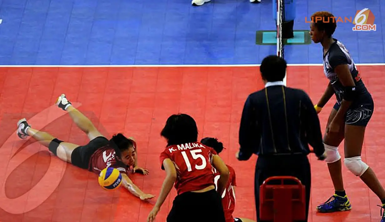 Pemain andalan Jakarta Pertamina Energi harus jatuh bangun menahan bola saat melawan Manokwari Valeria Papua Barat (Liputan6.com/Helmi Fithriansyah)