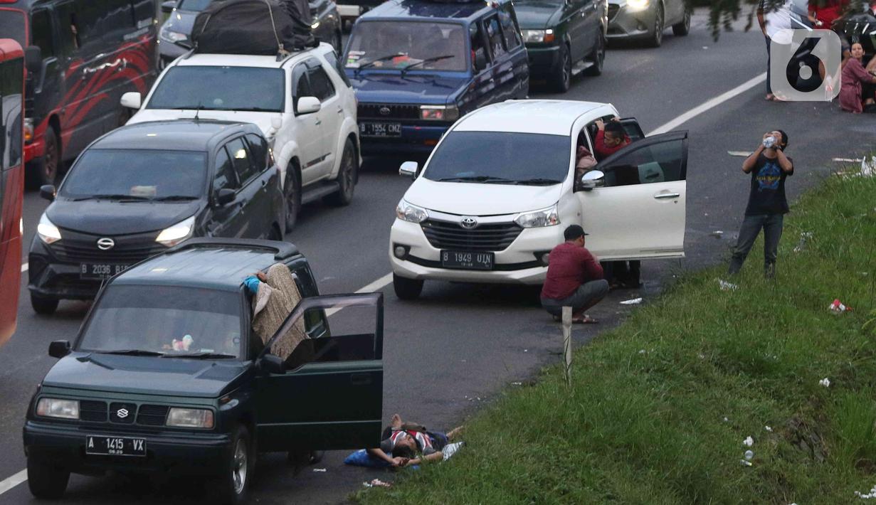 <p>Kendaraan pemudik berhenti untuk istirahat di tepian ruas jalan tol Cikopo-Palimanan, Jawa Barat, Kamis (28/4/2022). Ruas jalan tol yang mengalami peningkatan menyebabkan sebagian pemudik memilih untuk beristirahat di tepi jalan tol meski hal tersebut melanggar pertaturan yang berlaku. (Liputan6.com/Herman Zakharia)</p>