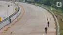 Warga bersepeda pada waktu sore di kawasan pembangunan Tol Serpong Kunciran, Ciputat, Tangerang Selatan, Kamis (25/6/2020). Sebagian warga terlihat tidak mengindahkan protokol kesehatan seperti menggunakan masker dan physical distancing. (Liputan6.com/Fery Pradolo)