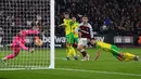 Gol pembuka West Ham United dicetak pada menit ke-42. Umpan silang Vladimir Coufal, berhasil disambut dengan tandukan yang mengarah ke tiang jauh oleh Jarrod Bowen. Babak pertama berakhir dengan skor 1-0. (AFP/Adrian Dennis)