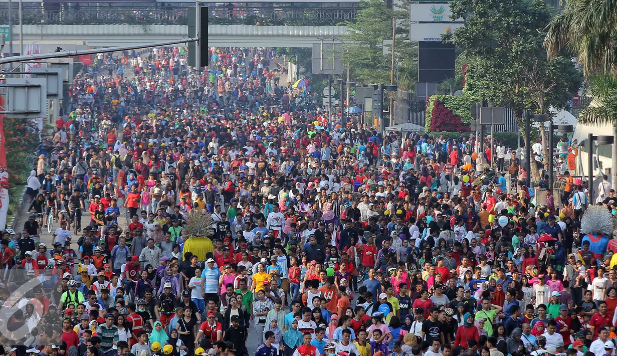 Peserta parade membanjiri Bundaran Hotel Indonesia, Jakarta, Minggu, (6/9/2015). Parade tersebut dalam rangka memperingati Hari Pelanggan Nasional yang diperingati setiap 4 September. (Liputan6.com/Helmi Afandi) 