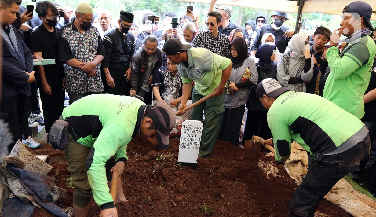 Prosesi pemakaman aktris senior Aminah Cendrakasih atau Mak Nyak di Taman Pemakaman Umum Karet Bivak, Jakarta, Kamis (22/12/2022). Pemeran Mak Nyak dalam Si Doel Anak Sekolahan meninggal dunia pada 21 Desember 2022 pukul 19.40 WIB karena mengidap penyakit glaukoma yang sudah menahun. (Liputan6.com/Herman Zakharia)