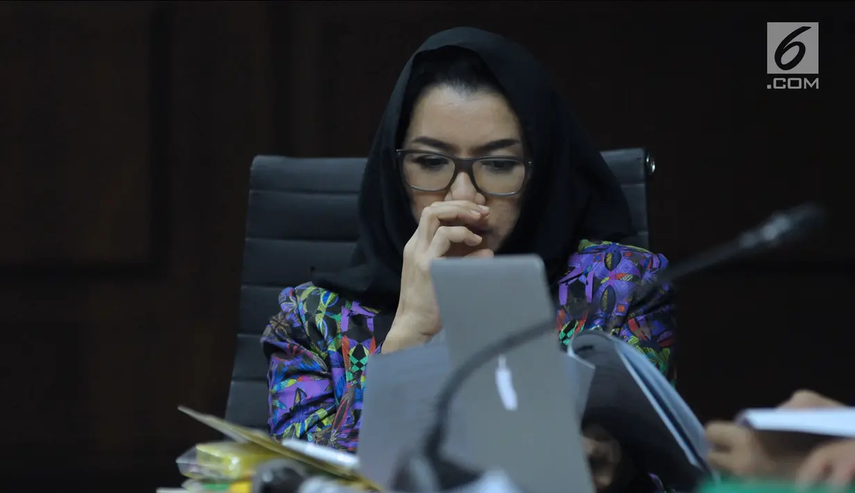 Terdakwa gratifikasi dan suap pemberian izin lokasi perkebunan kelapa sawit, Rita Widyasari saat mengikuti sidang lanjutan di Pengadilan Tipikor, Jakarta, Rabu (11/4). Sidang mendengar keterangan saksi. (Liputan6.com/Helmi Fithriansyah)