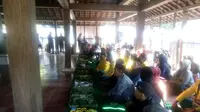 Keluarga hingga masyarakat biasa mendatangi ritual selametan bubur sura di Keraton Kanoman Cirebon. Foto (Liputan6.com / Panji Prayitno)
