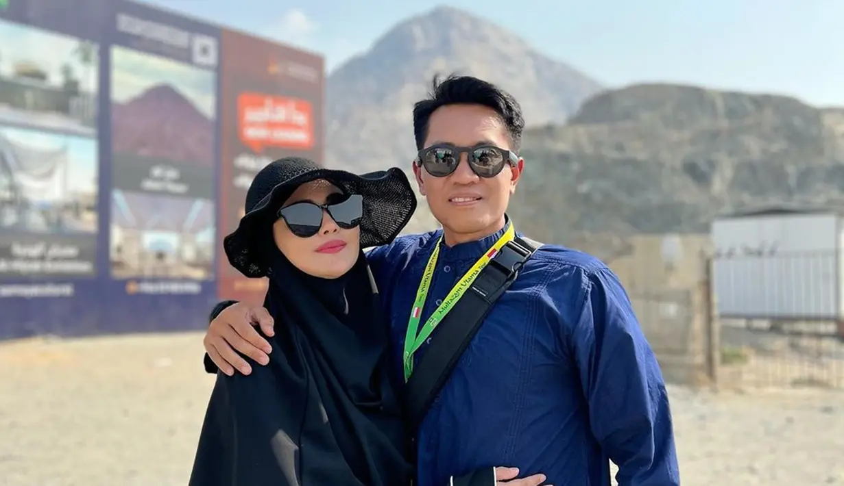 Jadi umrah perdana sebagai suami istri, pasangan yang menikah pada Mei 2022 ini pun semakin mesra. Beribadah bersama membuat pasangan ini sangat bahagia. Bahkan keduanya kompak mengenakan kacamata hitam.(Liputan6.com/IG/@julianamoechtar)