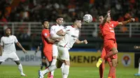 Duel udara antara bek Persis Solo, Fabiano Beltrame dengan penyerang Borneo FC Samarinda, Matheus Pato dalam laga BRI Liga 1 pekan ketujuh, Minggu (28/8/2022) di Stadion Segiri, Samarinda. (Dok. Persis Solo)