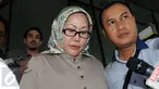 Mantan Gubernur Banten, Ratu Atut Chosiyah usai diperiksa KPK sebagai tersangka dalam kasus pengadaan sarana alat kesehatan (alkes) di lingkungan Pemerintah Provinsi Banten 2011-2013, Jakarta, Senin (14/12/2015). (Liputan6.com/Helmi Afandi)