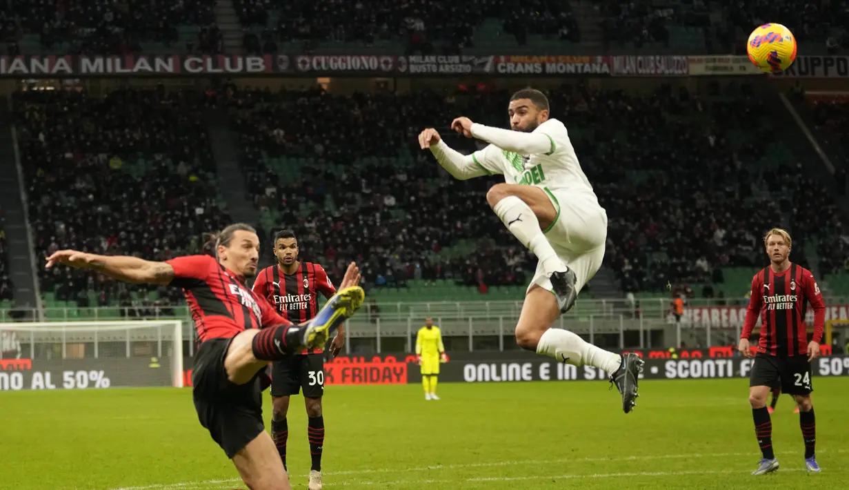 Penyerang AC Milan, Zlatan Ibrahimovic menendang bola saat bertanding melawan Sassuolo pada pertandingan lanjutan Liga Serie A Italia di stadion San Siro, Minggu (28/11/2021). Sementara Sassuolo berada di posisi ke-12 dengan nilai 18. (AP Photo/Luca Bruno)