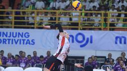 Pemain Jakarta Pertamina Enduro, Polina Shemanova melakukan serve saat menghadapi Jakarta Popsivo Polwan pada laga seri kedua putaran kedua PLN Mobile Proliga 2024 di GOR Si Jalak Harupat, Kabupaten Bandung, Kamis (6/6/2024). Jakarta Pertamina Enduro kalah 0-3 (14-25, 17-25, 21-25). (Dok. PBVSI)