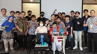 Mahasiswa Jurusan Teknik Mesin Sampoerna University memamerkan mesin eco-pounding ciptaannya. (Istimewa)